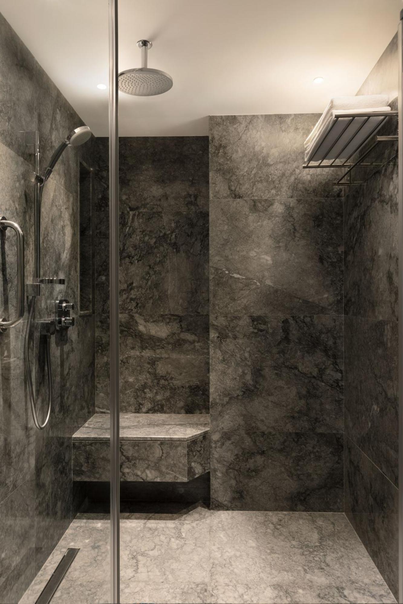 Izmir Marriott Hotel Zewnętrze zdjęcie A shower