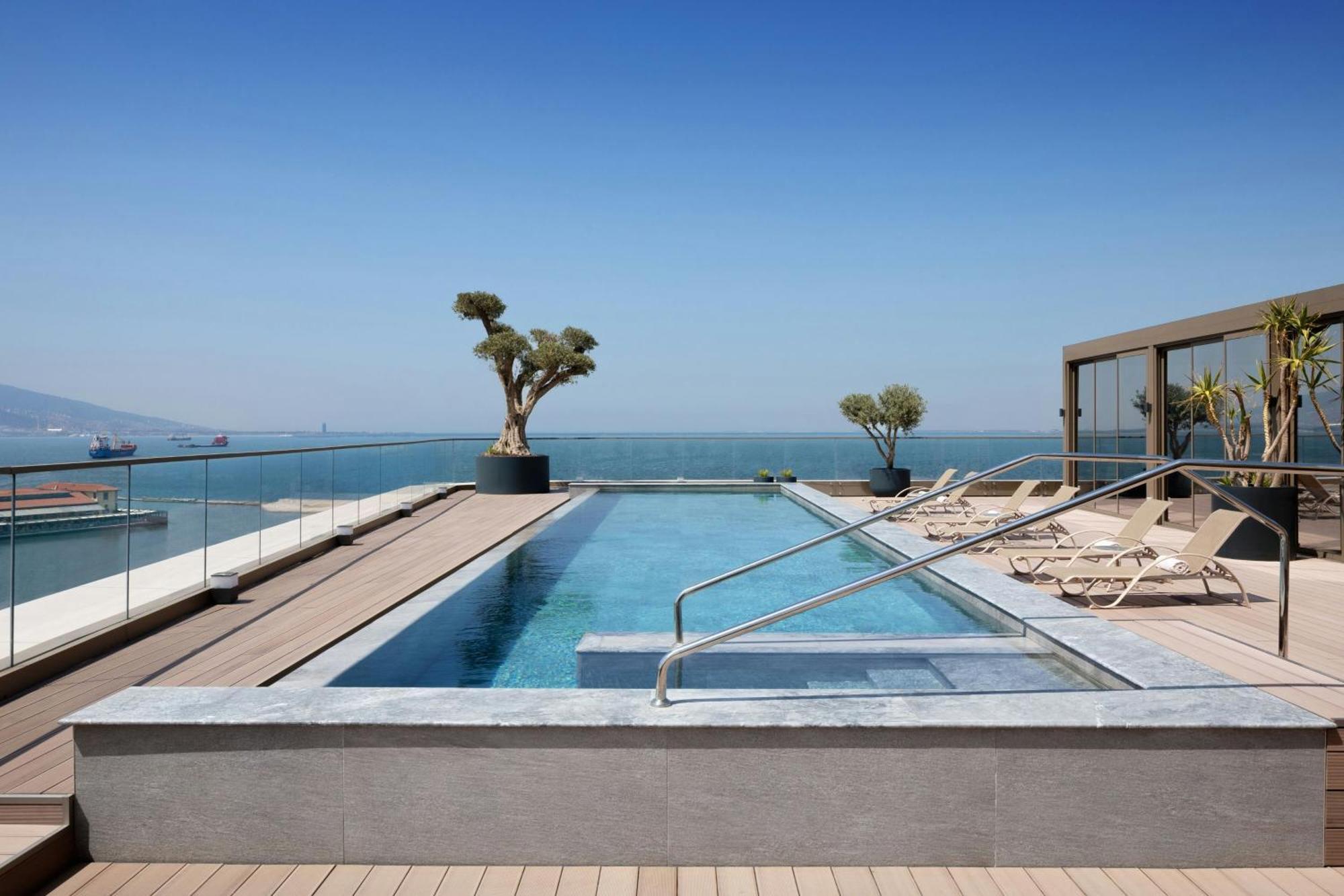 Izmir Marriott Hotel Zewnętrze zdjęcie The pool at the hotel