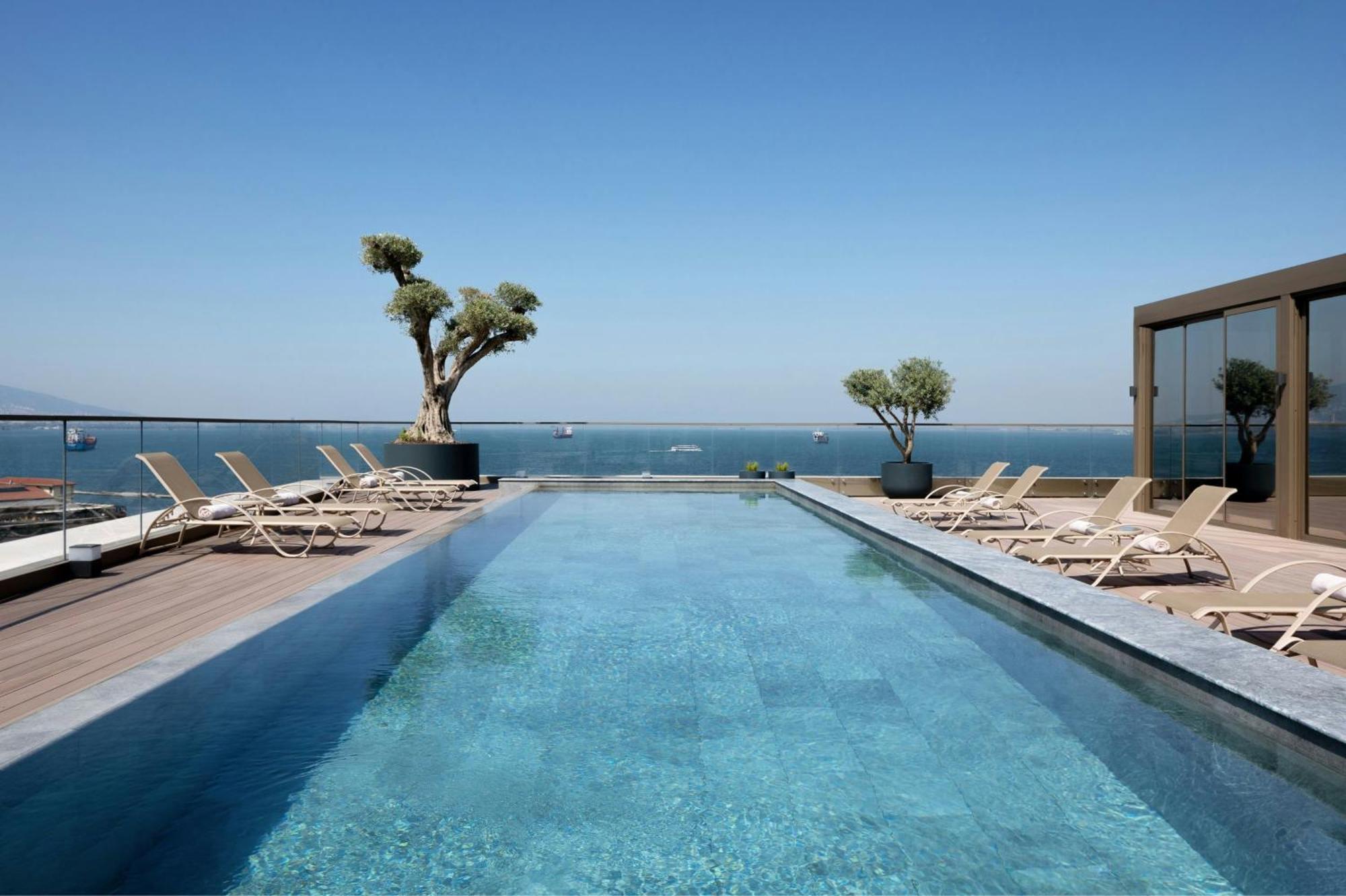 Izmir Marriott Hotel Zewnętrze zdjęcie The rooftop pool at the hotel