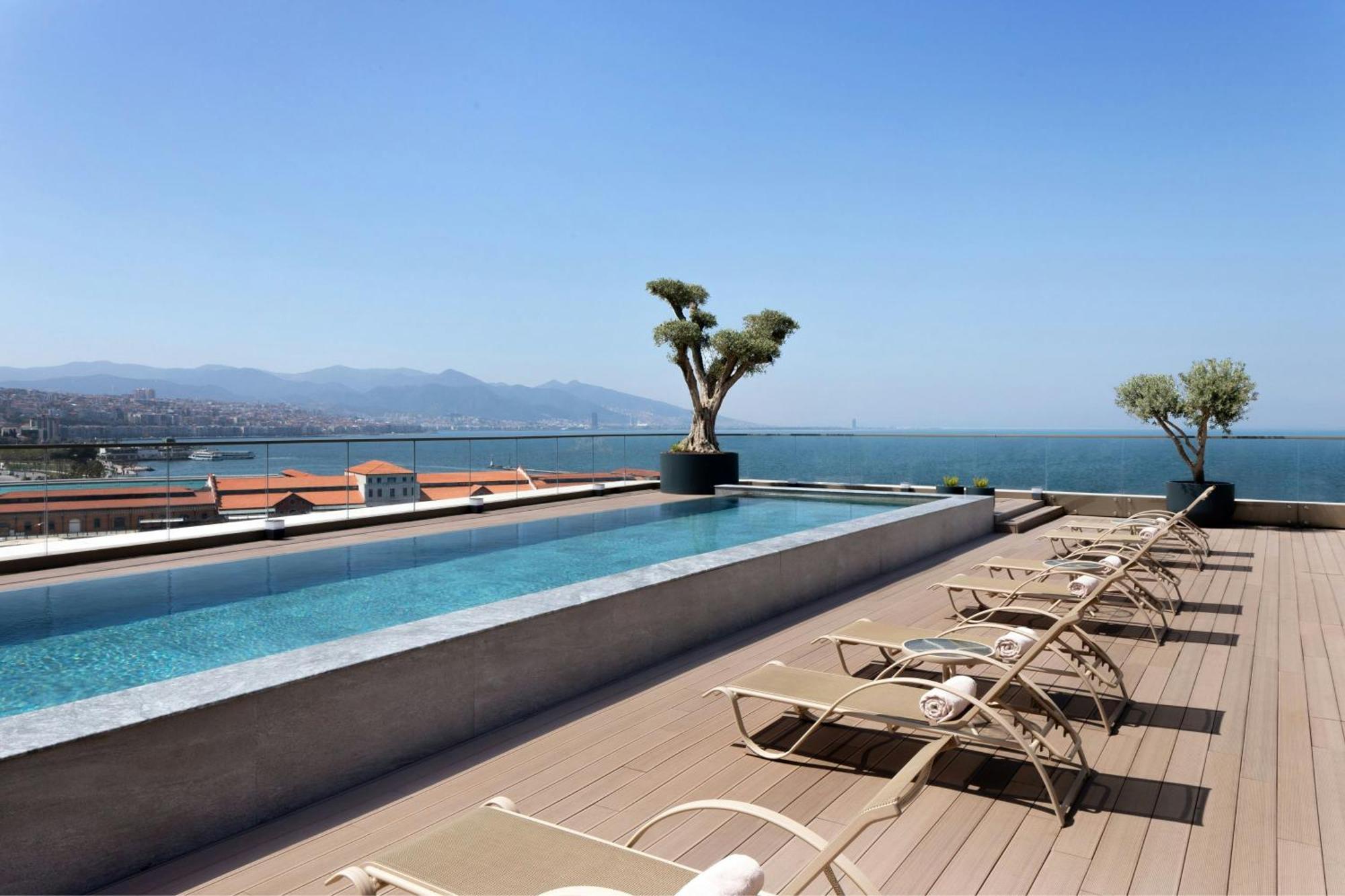 Izmir Marriott Hotel Zewnętrze zdjęcie Rooftop pool at the Hotel